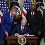 El presidente de Estados Unidos, Joe Biden, estampa su firma en la Ley de Reducción de la Inflación
