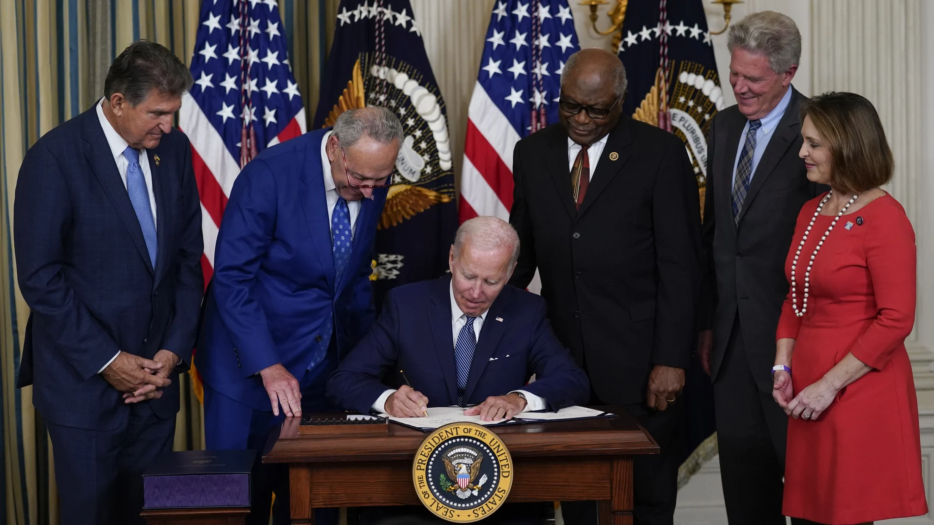 El presidente de Estados Unidos, Joe Biden, estampa su firma en la Ley de Reducción de la Inflación