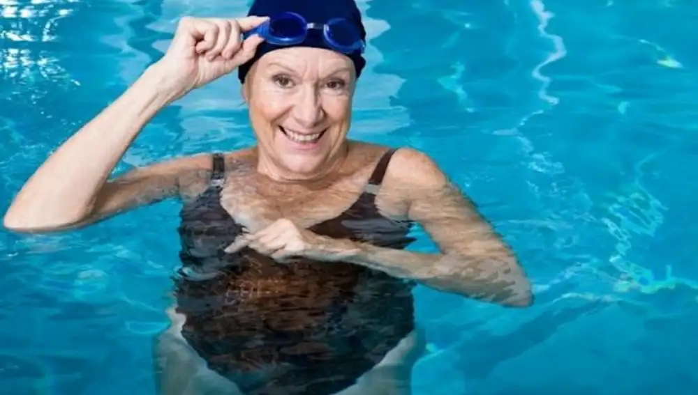 Nadar frena el envejecimiento cognitivo