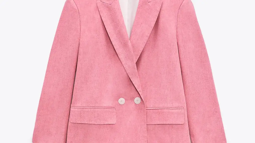 Blazer recta rústica en color rosa, de Zara