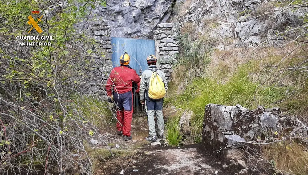 Rescate de un varón y un menor de una cueva en la provincia de Palencia