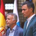 El presidente del Gobierno, Pedro Sánchez, y el presidente del Gobierno de Canarias, Angel Víctor Torres.