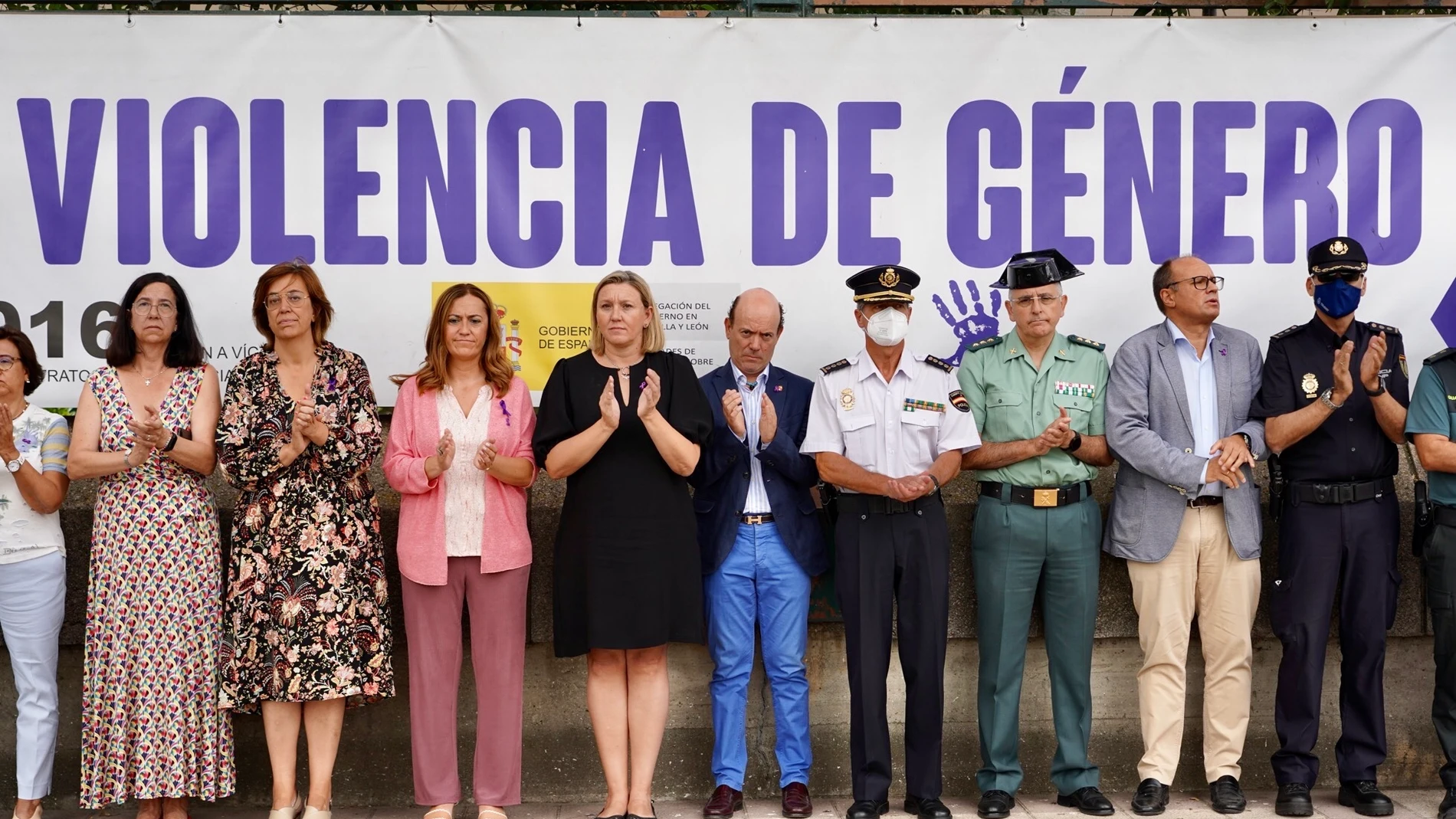 Minuto de silencio en la Delegación del Gobierno por el último asesinato de violencia de género, con la presencia de Virginia Barcones, Isabel Blanco y Ángeles Armisén, entre otros