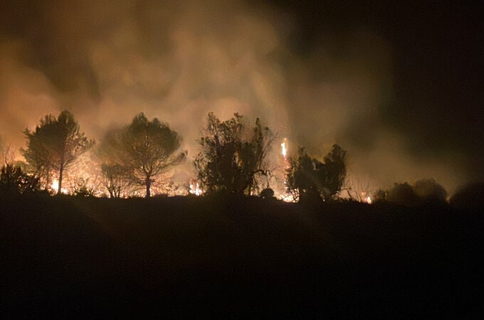 El incendio forestal que se declaró la noche del pasado sábado en Vall d,'Ebo (Alicante), y que ha quemado cerca de 9.500 hectáreas y forzado al desalojo de más de un millar de personas, continúa "muy activo