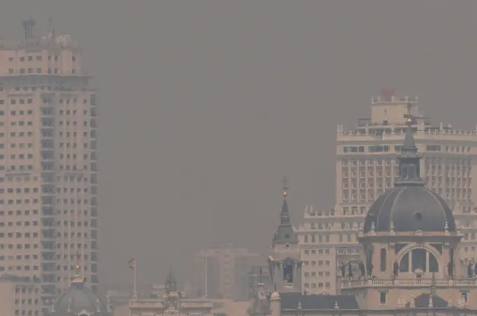 Las impactantes imágenes de Madrid cubierto por el humo de un incendio en Portugal
