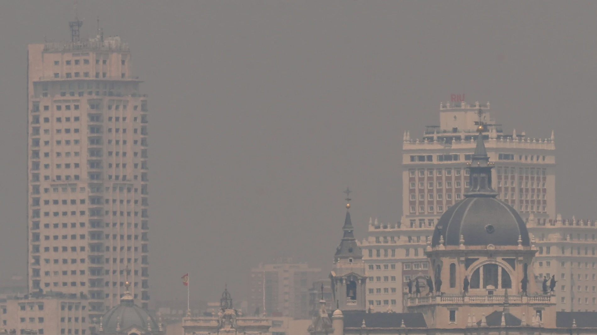 Vista de la Plaza de España y la Catedral de la Almudena, este martes en Madrid. El centro de emergencias 112 de la Comunidad de Madrid ha recibido a lo largo de la mañana de hoy "varias" llamadas de ciudadanos alertados por olor a incendio y humo en diferentes puntos de la región, un hecho que se debe a un incendio activo en Portugal. EFE/ Mariscal