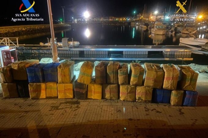 Fardos de hachís intervenidos en una operación contra el narcotráfico en Huelva