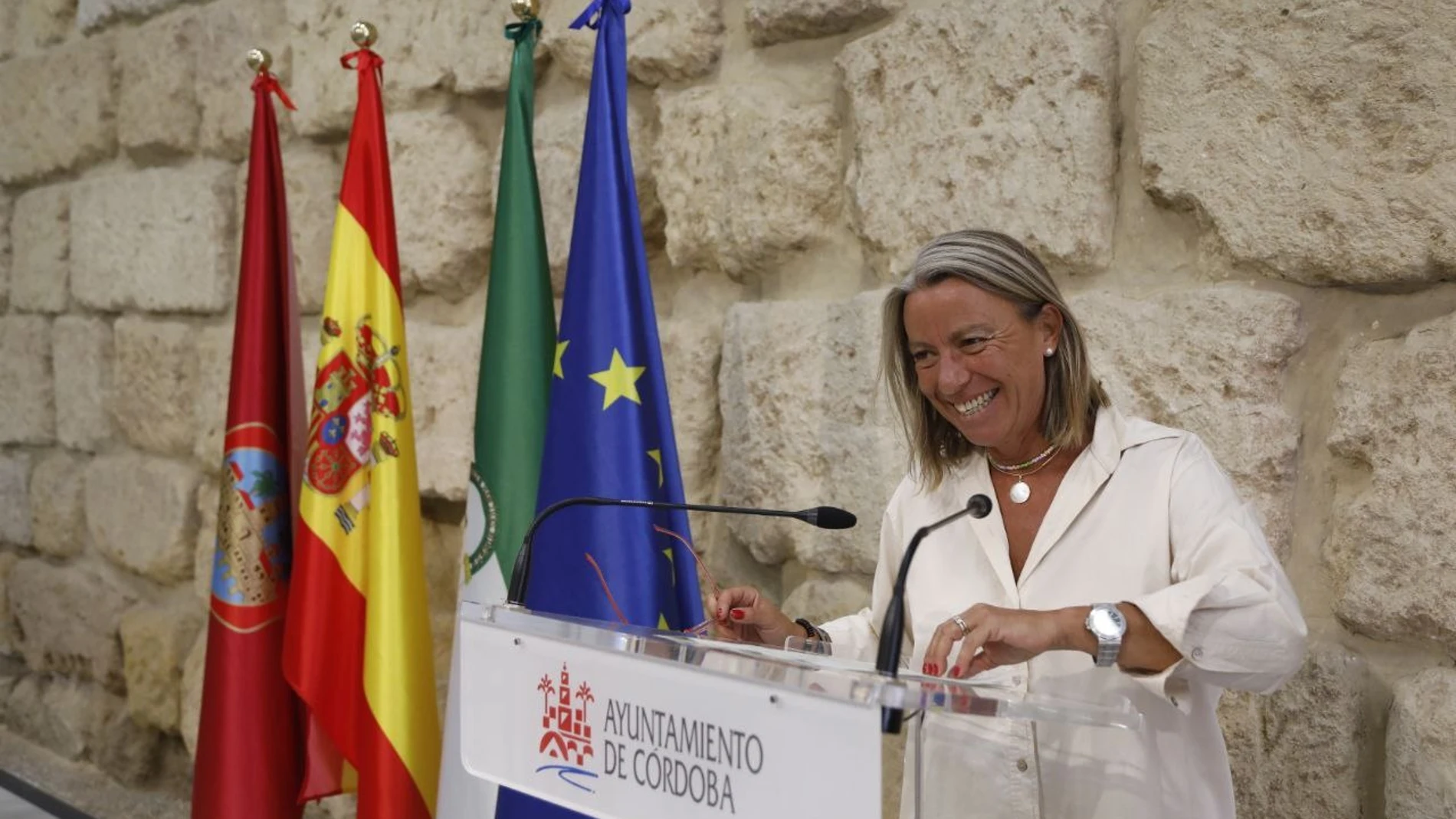 La primera teniente de alcalde del Ayuntamiento de Córdoba y presidenta de la empresa municipal de Saneamientos (Sadeco), Isabel Albás. AYUNTAMIENTO DE CÓRDOBA