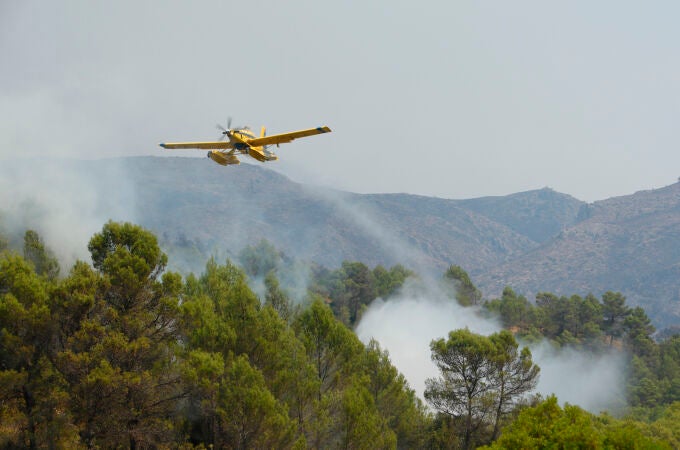 El incendio forestal que se declaró la noche del pasado sábado en Vall d,'Ebo, y que ha quemado cerca de 9.500 hectáreas y forzado al desalojo de más de un millar de personas, continúa "muy activo" y ha obligado a cortar varias carreteras