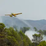 El incendio forestal que se declaró la noche del pasado sábado en Vall d,&#39;Ebo, y que ha quemado cerca de 9.500 hectáreas y forzado al desalojo de más de un millar de personas, continúa &quot;muy activo&quot; y ha obligado a cortar varias carreteras