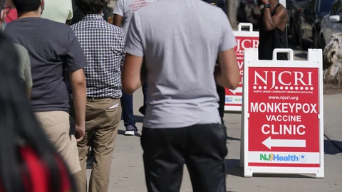 Personas aguardan para ser vacunadas en Nueva Jersey (EE UU)