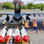 Personal de la Fuerza Aérea de Taiwán reacciona mientras realiza una misión de preparación para el combate dentro de la base aérea de Hualien, Taiwán