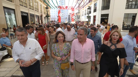 El hasta ahora presidente del PP de Málaga y coordinador general de PP Elías Bendodo (2d), acompañado por el consejero de Presidencia, Interior, Diálogo Social y Simplificación Administrativa de la Junta de Andalucía, Antonio Sanz (1i); la secretaria general del PP de Málaga, Patricia Navarro (2d) y la consejera de Economía, Hacienda y Fondos Europeos de la Junta de Andalucía, Carolina España (1d), durante su recorrido en la Feria de Málaga. Álex Zea / Europa Press