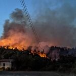 El incendio de la Vall d'Ebo continúa activo en todos los frentes pero avanza más lento por la humedad