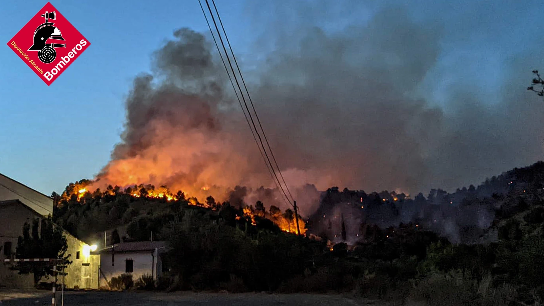 El incendio de la Vall d'Ebo continúa activo en todos los frentes pero avanza más lento por la humedad