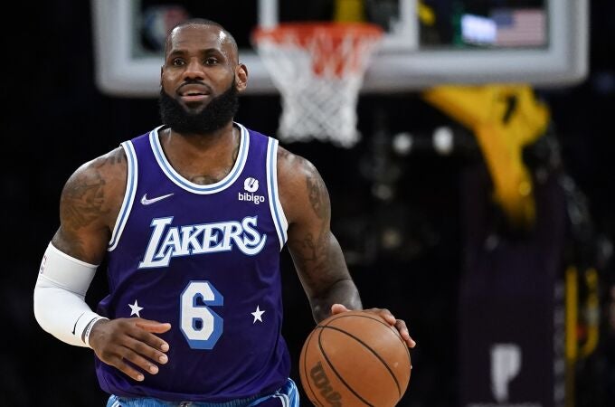 LeBron James seguirá al menos dos años más jugando con los Lakers