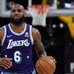 LeBron James seguirá al menos dos años más jugando con los Lakers