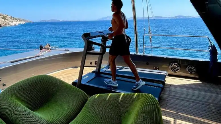 Fernando Alonso, haciendo ejercicio en su yate.