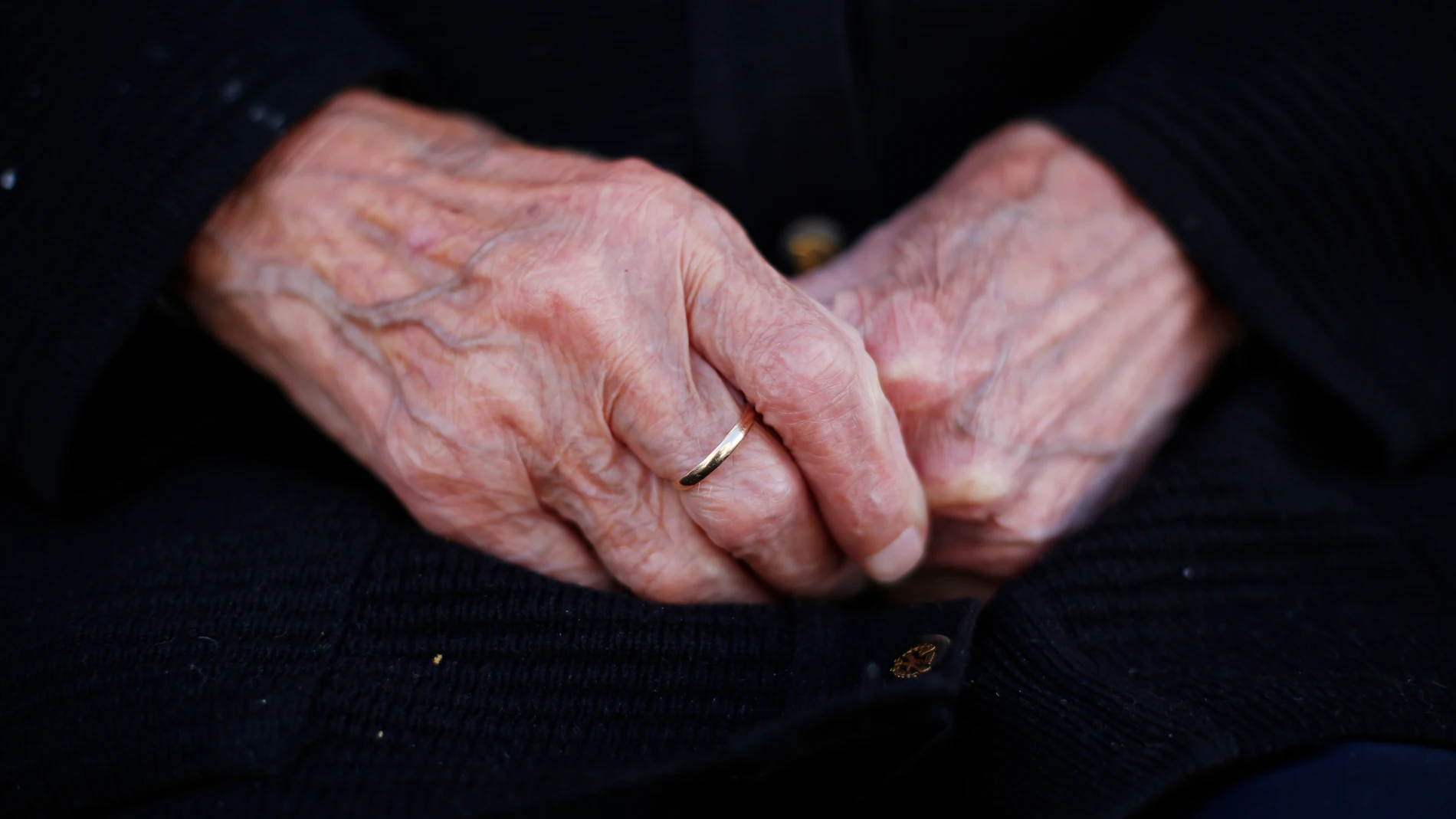 La situación financiera pesa cada vez más en el bienestar de los mayores, especialmente de las mujeres