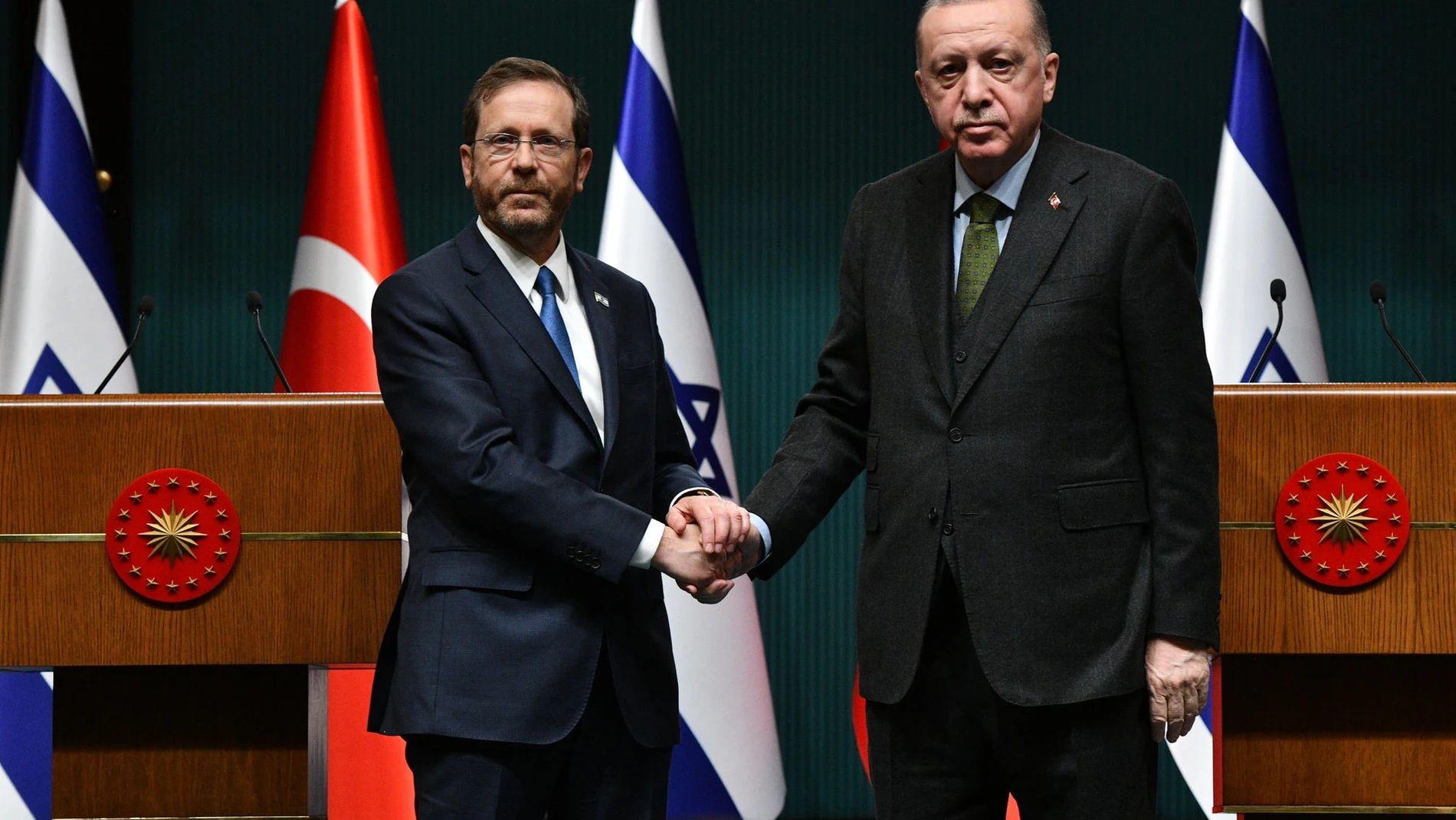 El presidente turco Recep Tayyip Erdogan estrecha la mano del presidente israelí Isaac Herzog durante una rueda de prensa tras su reunión en el Complejo Presidencial de Ankara