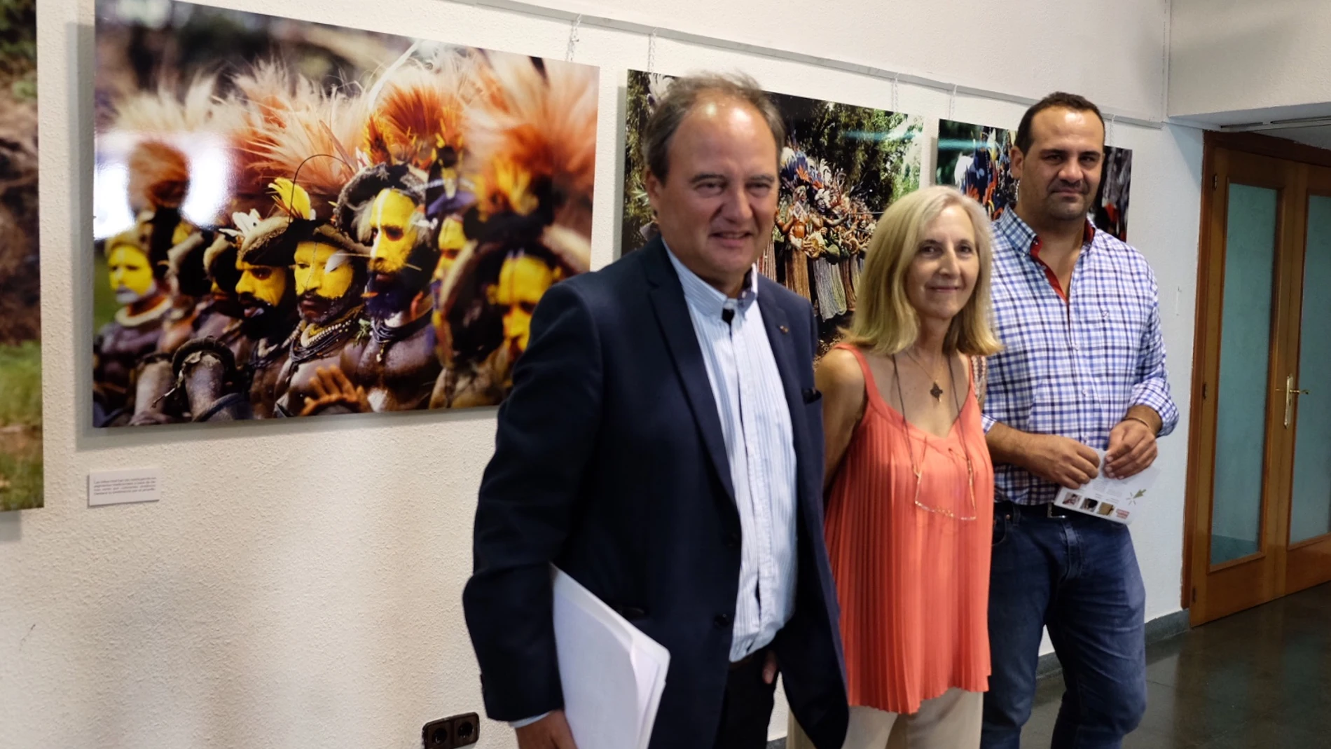 Jesús Bustamante, representante de la Fundación del Instituto Castellano y Leonés de la Lengua, el diputado de cultura David Mingo y la alcaldesa, Concepción Miguélez, en la inauguración