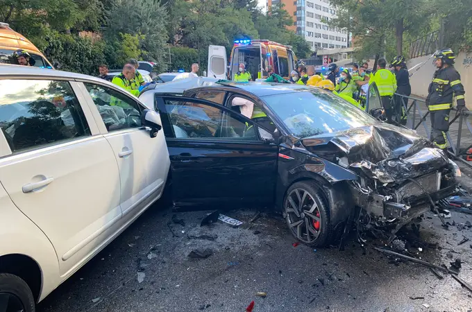 Grave accidente en Madrid: un fallecido y varios heridos en el choque de tres coches y una moto
