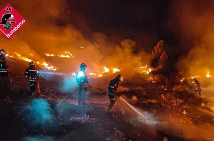 Un grupo de bomberos trata de extinguir un foco del incendio de la Vall d'Ebo