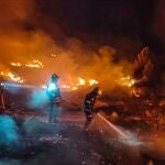 Un grupo de bomberos trata de extinguir un foco del incendio de la Vall d'Ebo