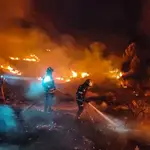 Un grupo de bomberos trata de extinguir un foco del incendio de la Vall d&#39;Ebo
