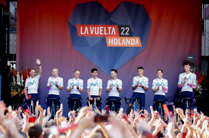 El equipo Movistar., con su maillot de homenaje a Alejandro Valverde