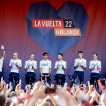 El equipo Movistar., con su maillot de homenaje a Alejandro Valverde