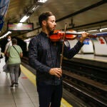 Un violinista en el andén de la estación de Ópera durante la presentación de un proyecto piloto para reproducir piezas de música clásica por la megafonía de las estaciones de la red de Metro