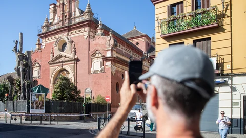 Un hombre fotografía lo que queda del ficus junto a la Parroquia de San Jacinto