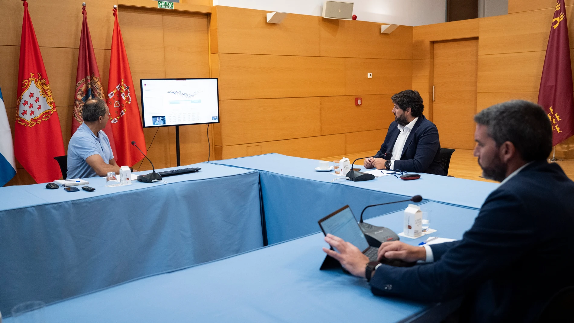 El jefe del Ejecutivo regional, Fernando López Miras, presidió esta mañana la reunión del Comité de Seguimiento del Mar Menor celebrada en el Palacio de San Esteban.