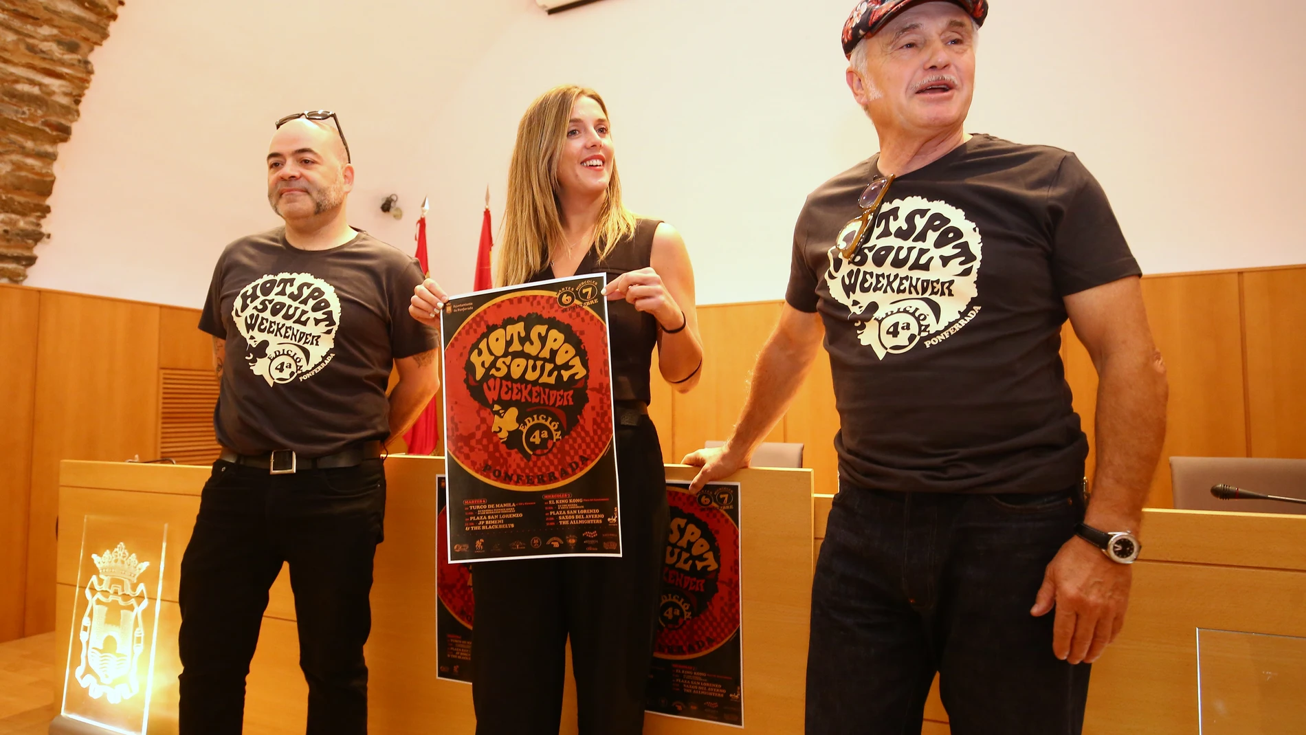 La concejala de Juventud y Fiestas de Ponferrada, Lorena Valle, presenta el festival "Hot Spot Soul Weekender" de la ciudad, junto a los organizadores, Roberto Marcos (I), y Ramiro Manzano (D)
