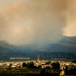 Los servicios de Emergencias de la Generalitat Valenciana han ordenado el confinamiento preventivo de los vecinos de Alcublas (Valencia) por el humo que llega a la zona procedente del incendio originado en Bejís