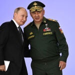 Vladimir Putin con su ministro de Defensa, Sergei Shoigu