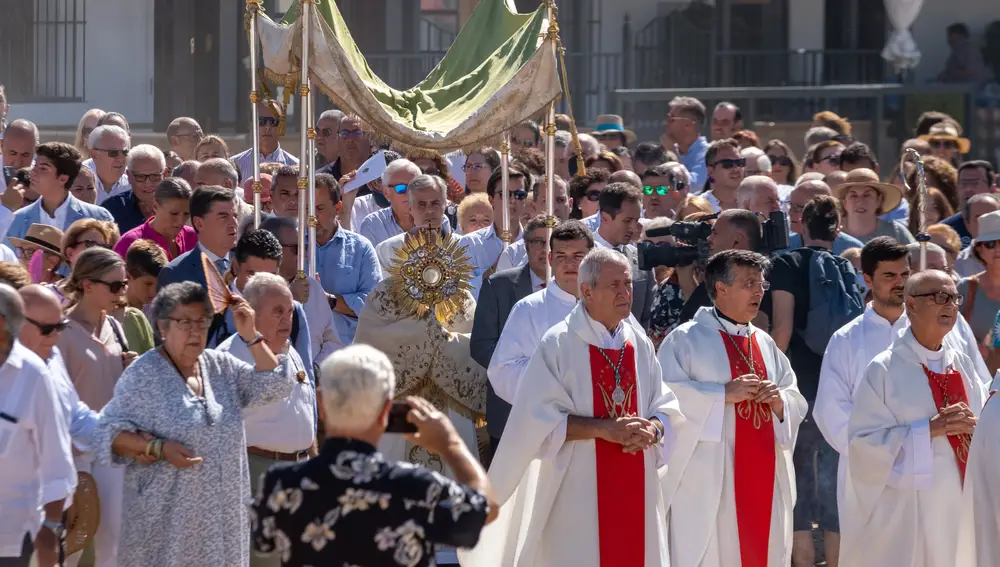 El pueblo de Almonte (Huelva) celebra este viernes en la aldea de El Rocío, después de dos años, su voto de acción de gracias a la Virgen del Rocío por "salvarlo" de la invasión de las tropas francesas en 1812