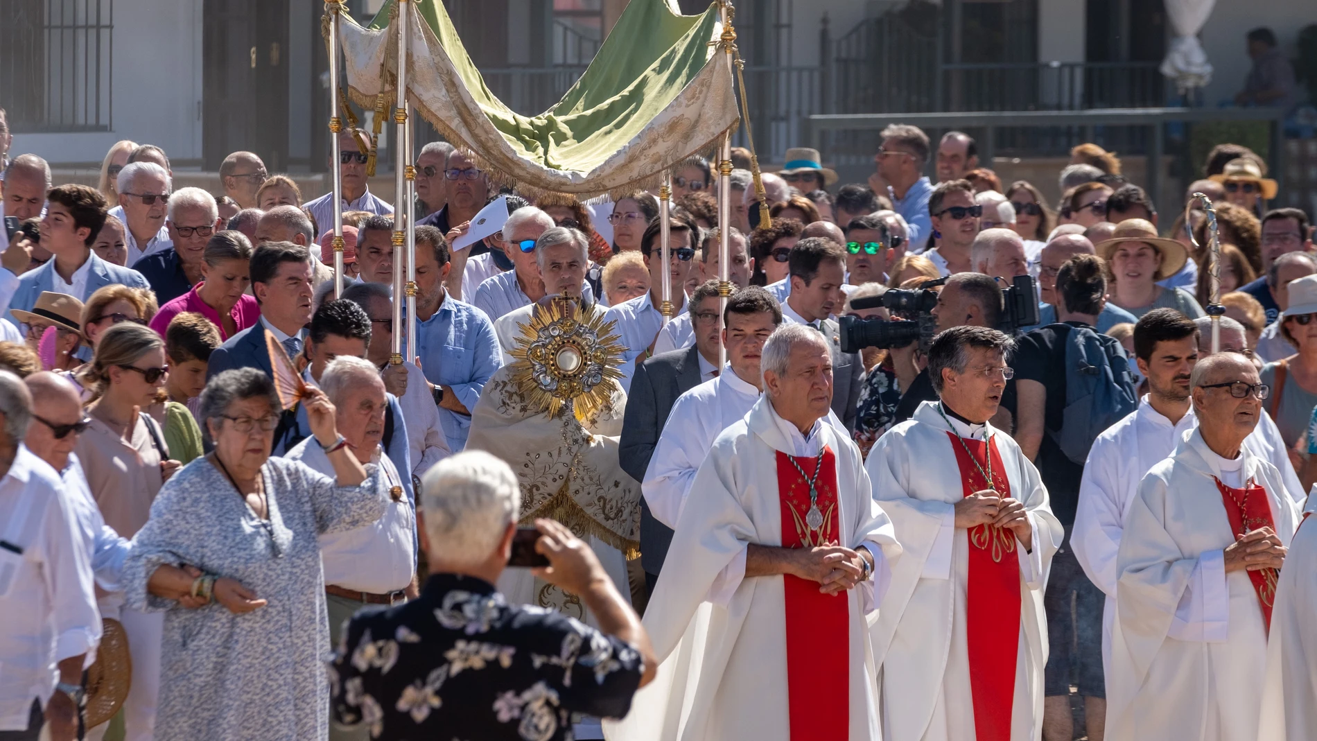 El pueblo de Almonte (Huelva) celebra este viernes en la aldea de El Rocío, después de dos años, su voto de acción de gracias a la Virgen del Rocío por "salvarlo" de la invasión de las tropas francesas en 1812