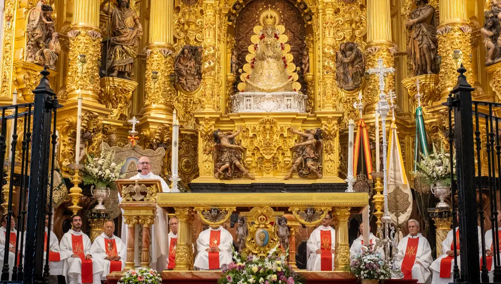 El obispo de Huelva, Santiago Gómez Sierra (i), durante la misa ofrecida hoy viernes en la ermita de El Rocío