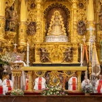 El obispo de Huelva, Santiago Gómez Sierra (i), durante la misa ofrecida hoy viernes en la ermita de El Rocío