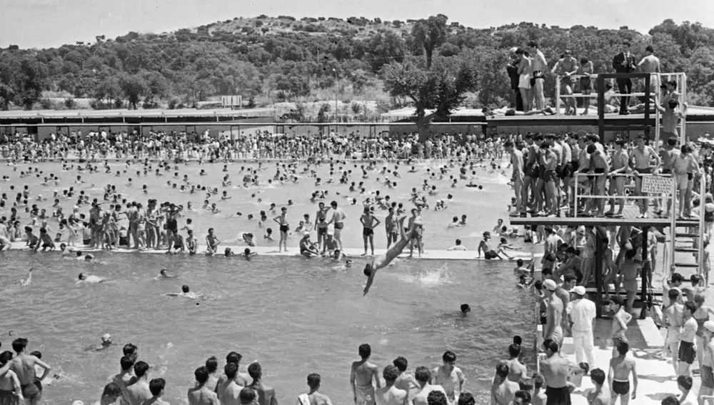 1959. Los bañistas haciendo cola para lanzarse desde los trampolines de la piscina del Parque Sindical