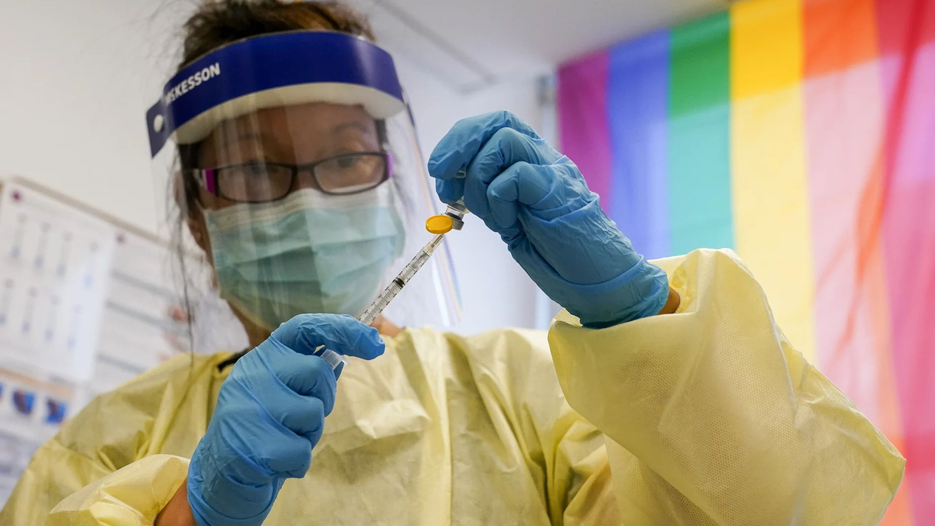 Una trabajadora sanitarua prepara la jeringuilla con la vacuna de la viruela del mono, en el OASIS Wellness Center de Nueva York. A 19 de agosto de 2022