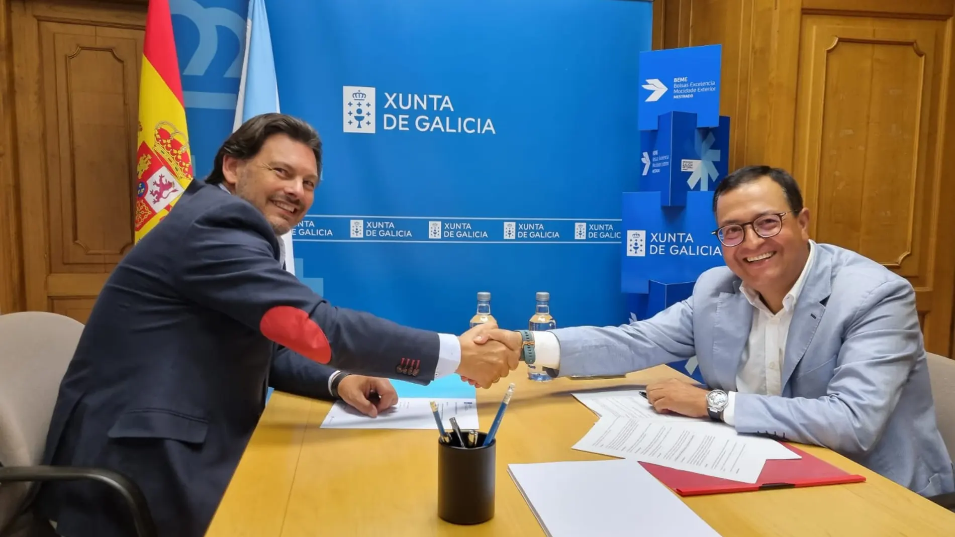El director de Acción Exterior de la Junta de Castilla y León, Fernando Rubio, ha mantenido este viernes un encuentro con el secretario general de Emigración de la Xunta de Galicia, Antonio Rodríguez Miranda