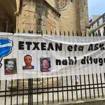 Pancarta a favor de la excarcelación de presos de ETA en la Parte Vieja donostiarra.