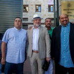 Miembros de la Sociedad Gitana Española, antes de reunirse con el Defensor del Pueblo el 19 de agosto