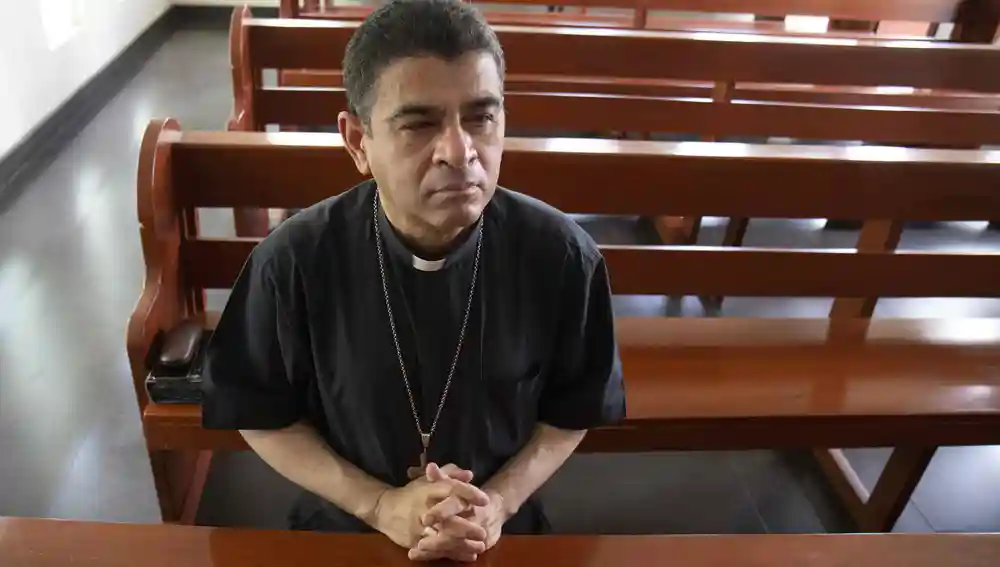 Fotografía de archivo de mayo de 2022 que muestra al obispo nicaragüense Rolando Álvarez, en Managua