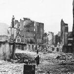 Imagen de Guernica el 26 de abril de 1937, fecha del ataque combinado de fuerzas de aviación alemanas e italianas