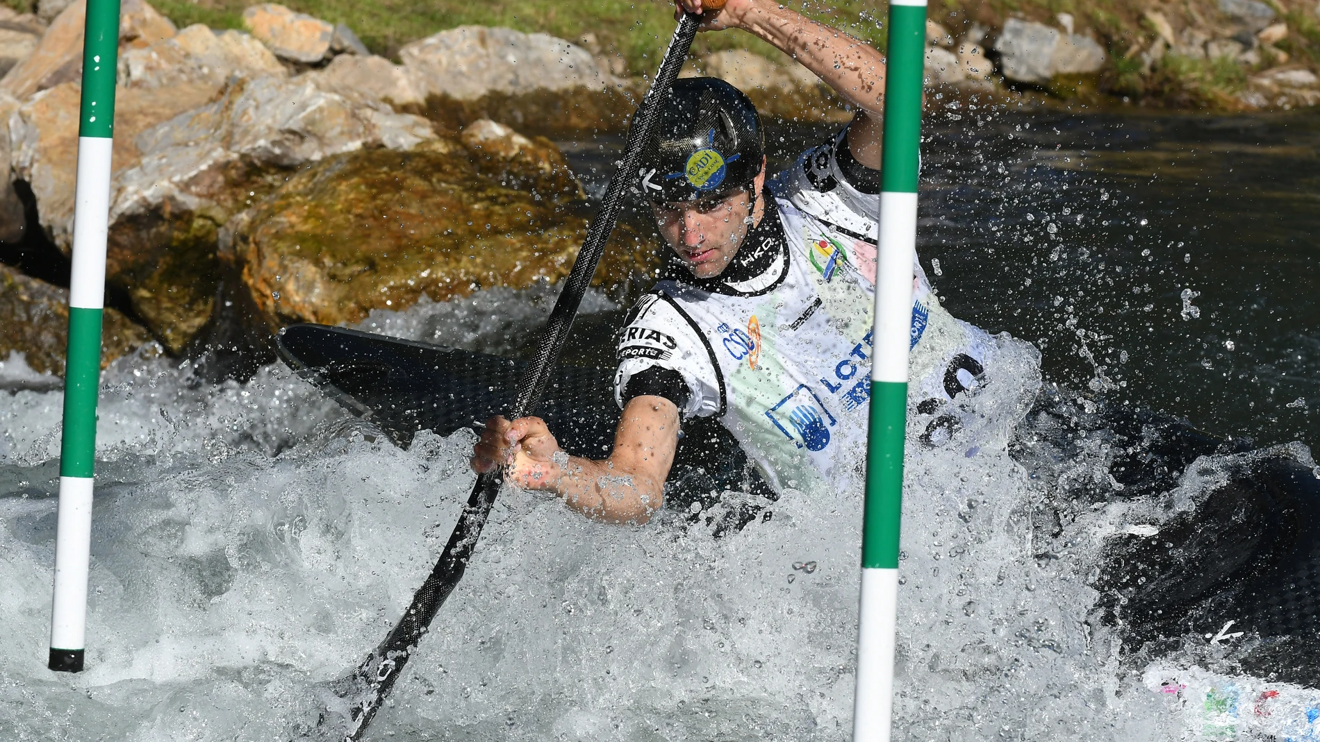 El palista Miquel Trave Pujal , durante la prueba C-1 en el XXVIII Campeonato de España de Eslálom Olímpico que se celebra en Sabero (León