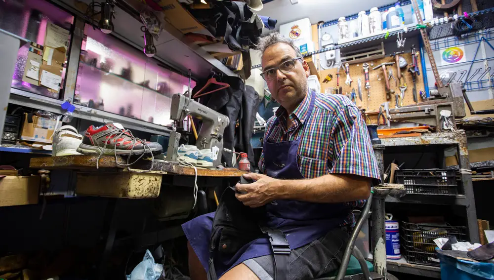 Fotos a un zapatero en su taller de reparación.